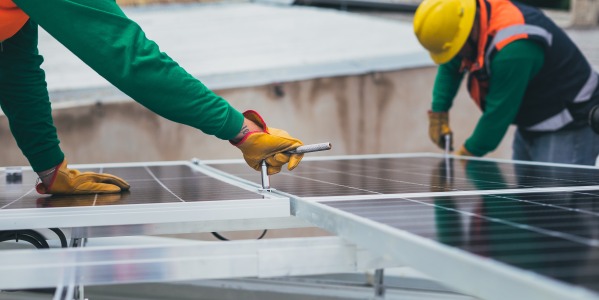 Desmintiendo mitos. “Los paneles solares solo funcionan si les da el sol directo y hace calor.”