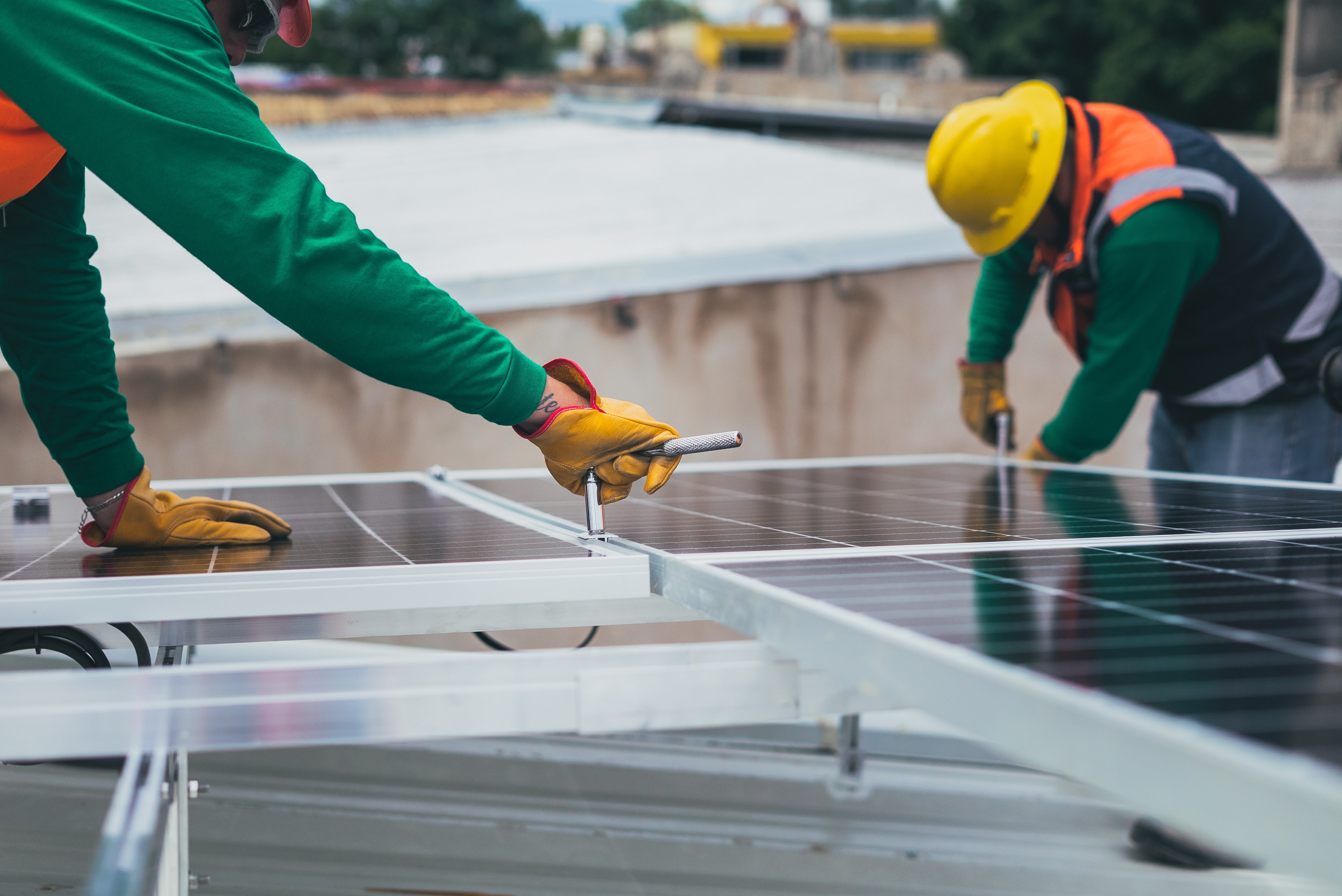 Desmintiendo mitos. “Los paneles solares solo funcionan si les da el sol directo y hace calor.”